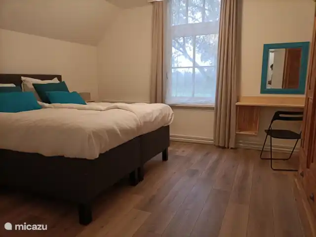 de grote slaapkamer heeft een prachtig uitzicht